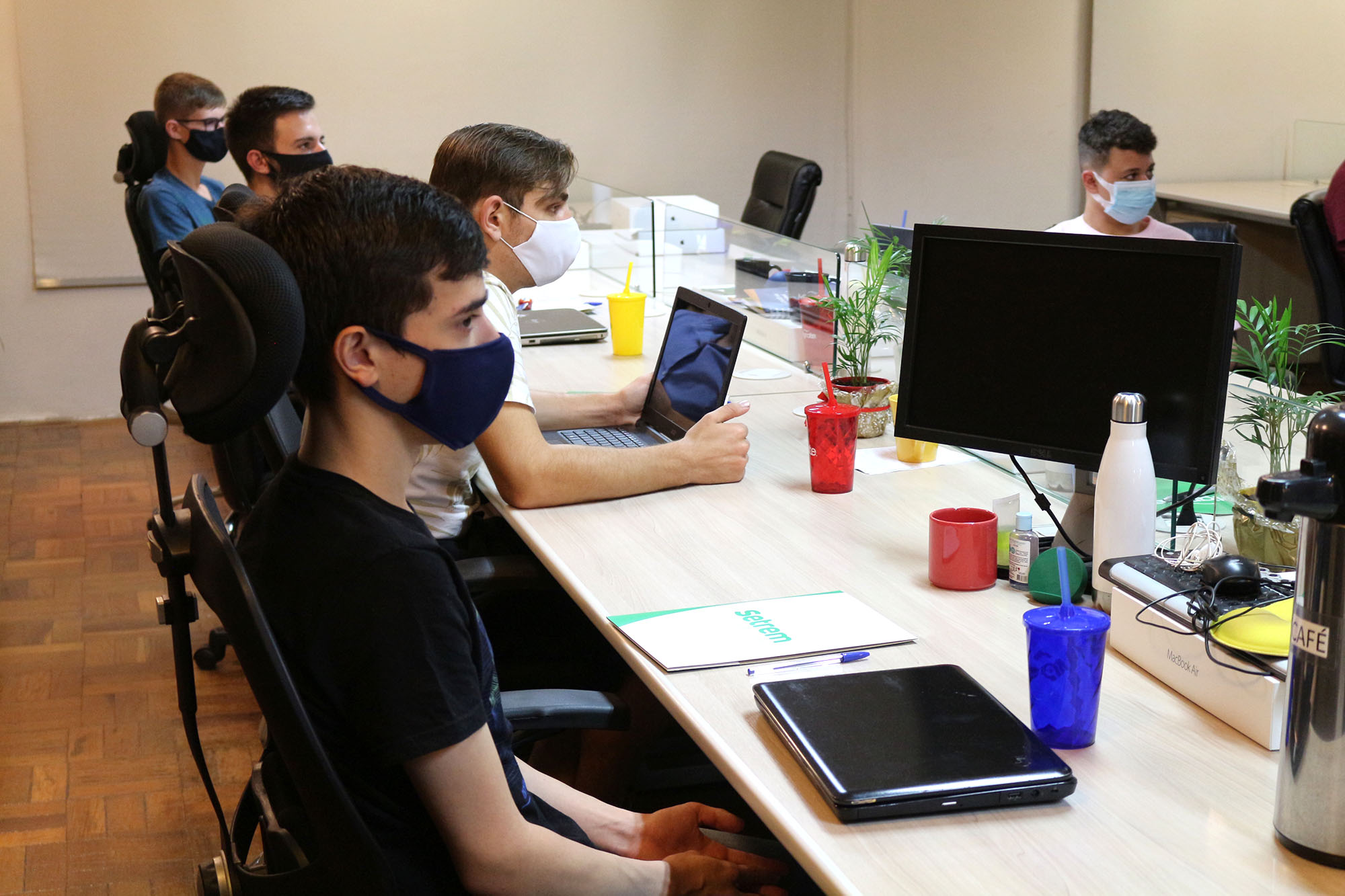 Setrem e Migrate capacitam jovens para atuarem na área de TI