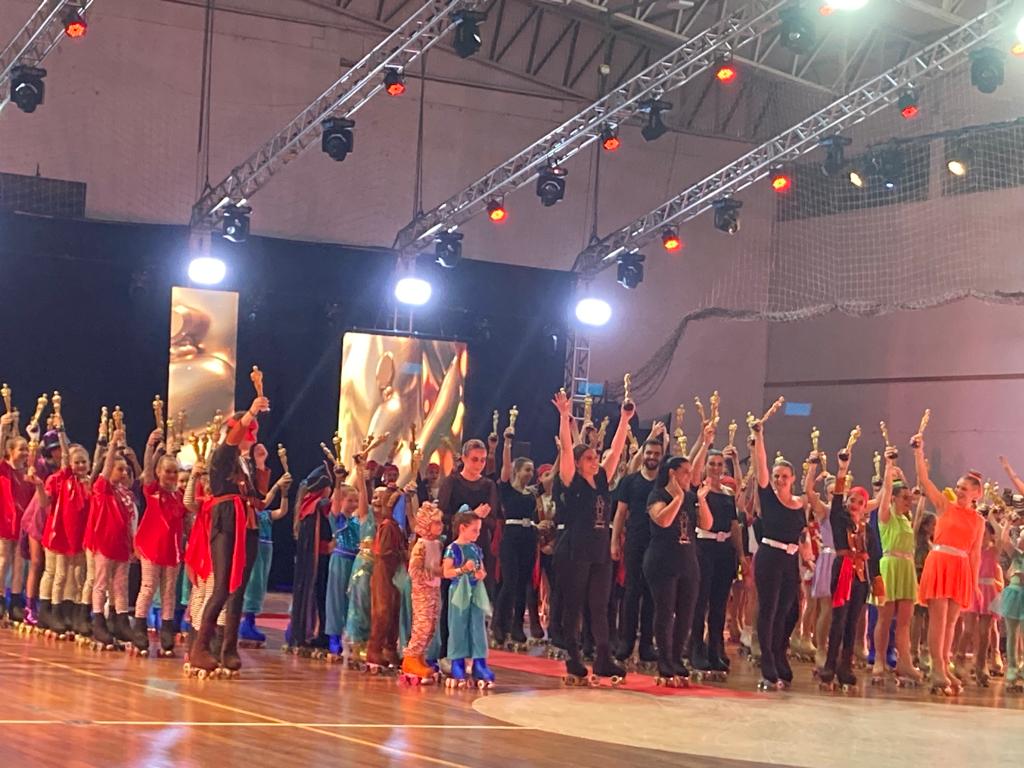 Estudantes da Escola Setrem participam da 'Noite de Oscar: um show de patinação artística da Academia Trans Nação'