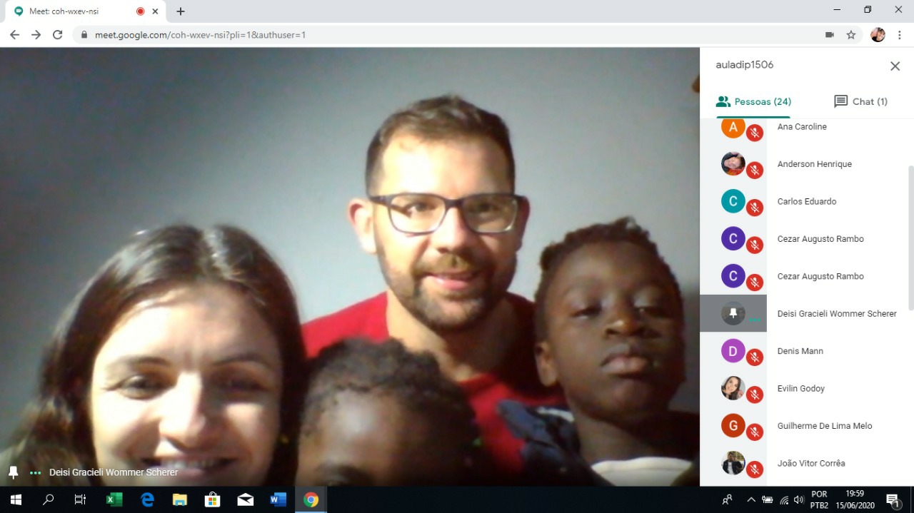 Família que adotou irmãos de Guiné-Bissau participa de aula com acadêmicos de Direito