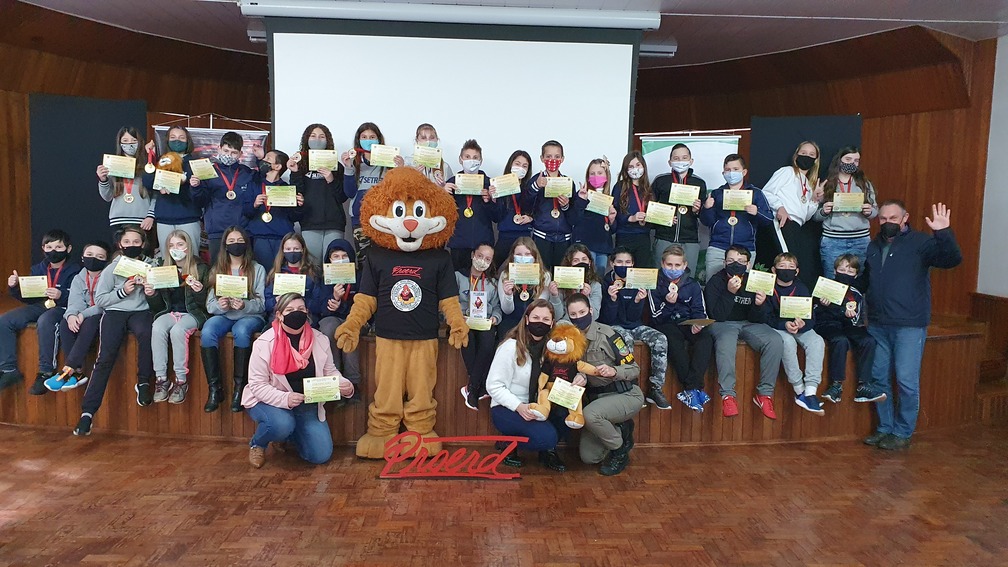 Escola Setrem realiza formatura de estudantes no Proerd
