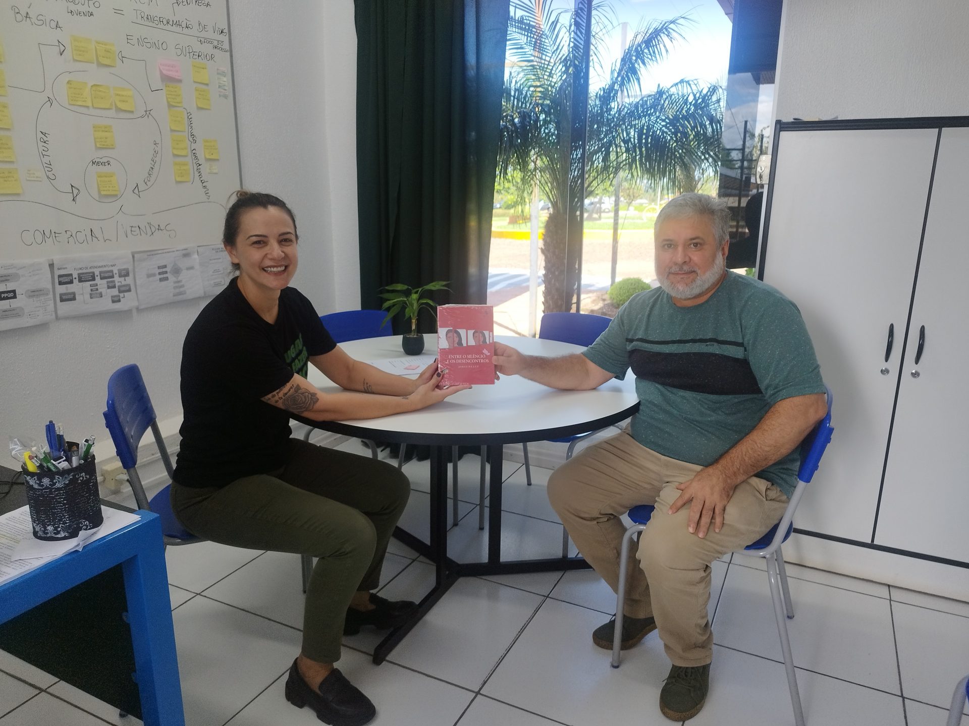 <strong>Setrem recebe o escritor Três-Maiense Jorge da Luz com seu novo livro “Entre o silêncio e os desencontros”</strong>