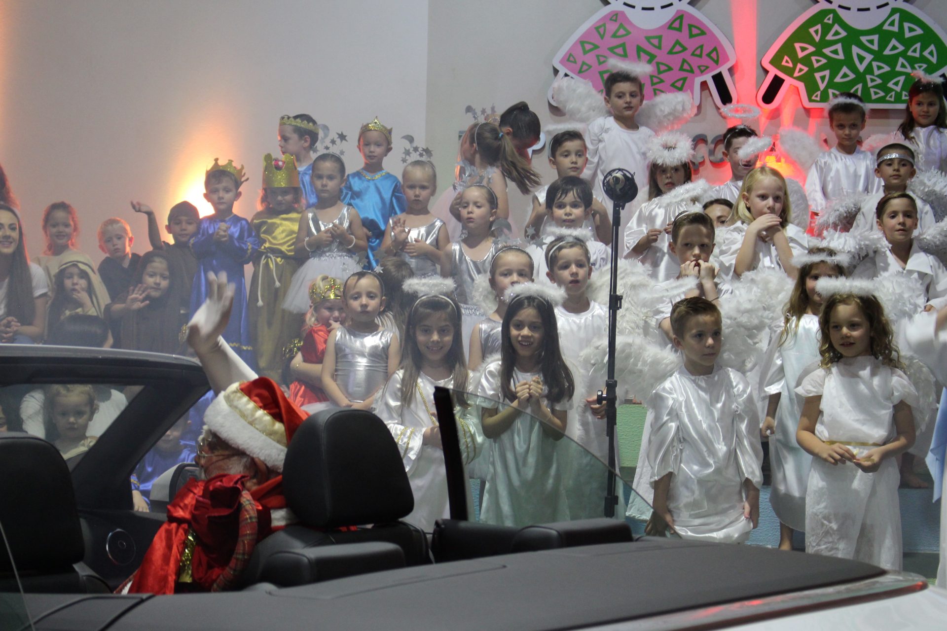 Crianças e famílias participam da Noite de Natal na Escola Infantil