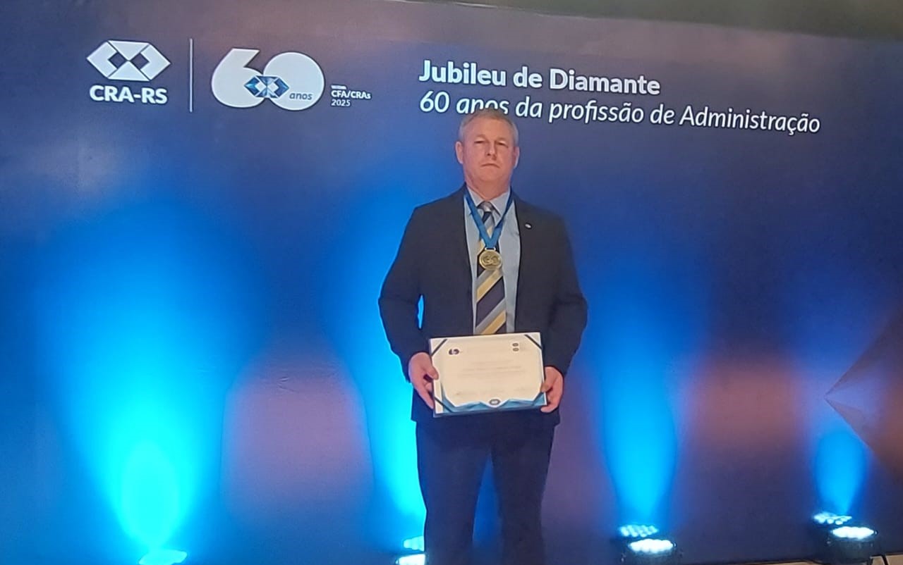 Diretor da Setrem é homenageado no Jubileu de Diamante da Administração